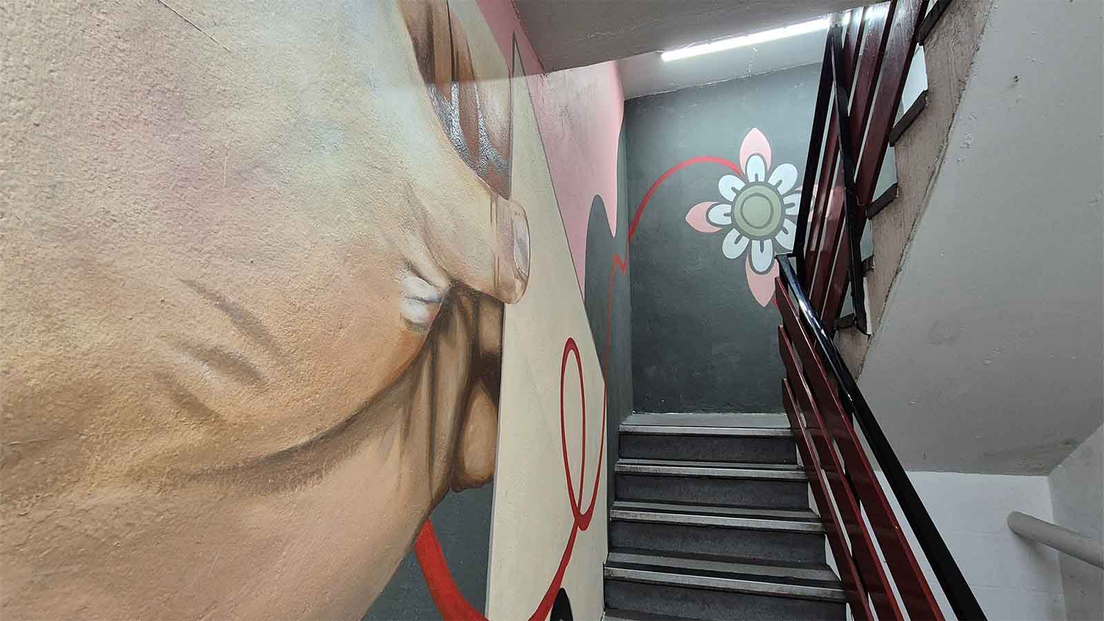 artwork-on-stairs-1600x900pxls