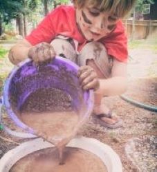 Childpouringmud