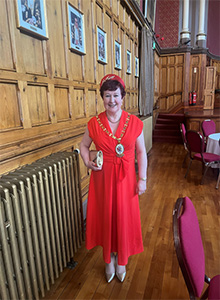 Mayor-in-red-220x300pxls