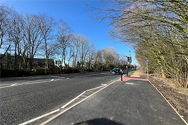 Black-car-on-road-600x400pxls