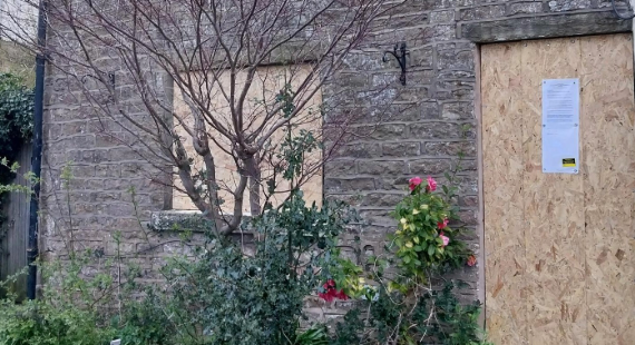 Closure notice on door of property