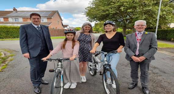 8/08/2022 - Council's gift of upcycled bikes for mum and daughter from Ukraine