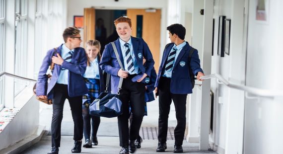 Secondary school pupils in corridor 570x310